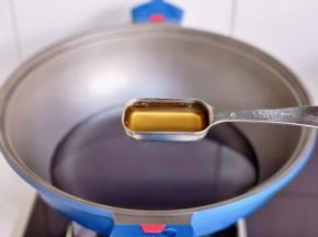 锅中加水+料酒。