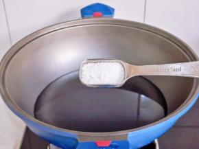 加入一小勺盐烧开。