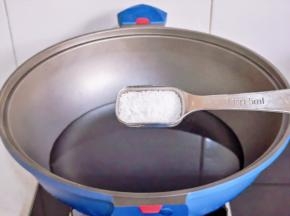 加入一小勺盐烧开。