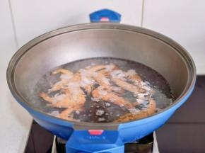 倒入处理好的虾和海参煮3分钟，捞出过冷水。