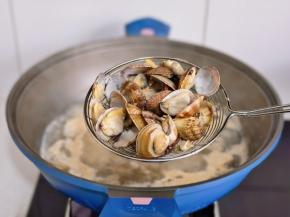 花蛤煮熟捞出。