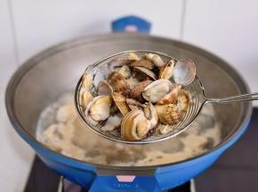 花蛤煮熟捞出。