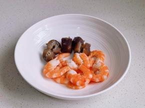 海参切段，剥虾仁。