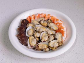 所有食物摆入盘。