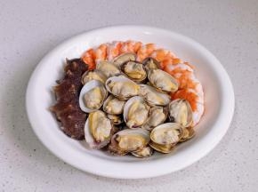 所有食物摆入盘。