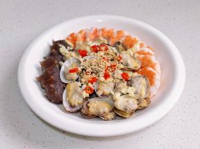 放上小米辣，蒜末，白芝麻。