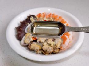 淋上热油激发出香味。