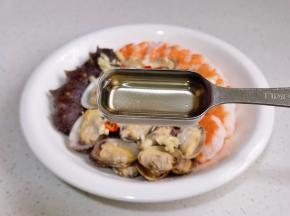 淋上热油激发出香味。