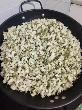 槐花倒入锅里！