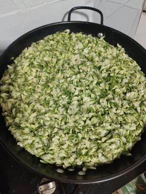 倒入适量的开水，加入两勺盐，少许油！