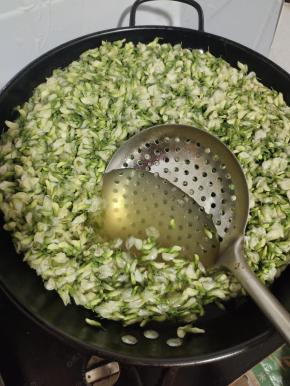 边烫边用勺子往下按一按！让槐花受热均匀！