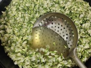 边烫边用勺子往下按一按！让槐花受热均匀！