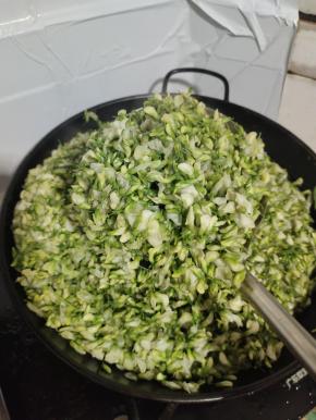 焯烫两分钟就可以捞出控干水分！