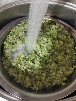 放在冷水里，反复冲洗几遍！投凉！