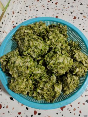 捞出挤干水分！