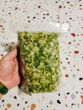 装在保鲜自封袋里！密封起来！放在冰箱冷冻保存，随吃随取，特别的新鲜！拿来包饺子，炒鸡蛋，做槐花米饭吃都特别香！