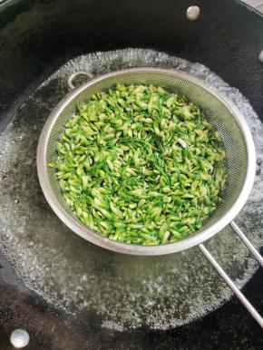 水开，放入一勺盐，少许油。把槐花放进去焯烫2分钟！