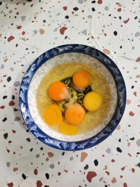 碗中打入5个鸡蛋，加入一勺盐！
