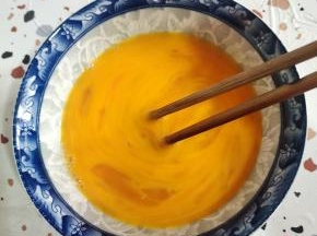 用筷子搅拌均匀！