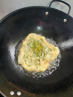 起锅烧油，放入蛋液！