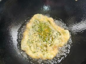 起锅烧油，放入蛋液！