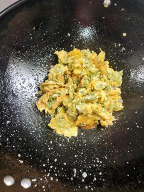 起锅前放入适量的鸡精翻炒均匀即可！