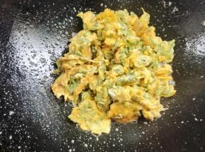 起锅前放入适量的鸡精翻炒均匀即可！