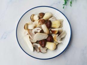 松茸盐水浸泡5分钟洗净，切片。