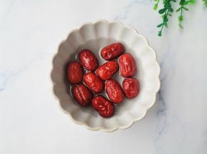 红枣洗净。