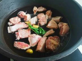 鸡肉剁块洗净，冷水入锅。