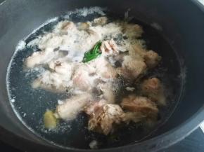 煮出浮沫捞出洗净。