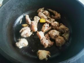 另起锅热油，放入鸡肉炒干水分，