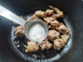 加一大勺盐炒至入味