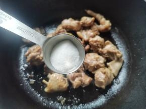 加一大勺盐炒至入味