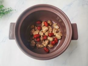 炒好的鸡肉倒入砂锅中，加入红枣，