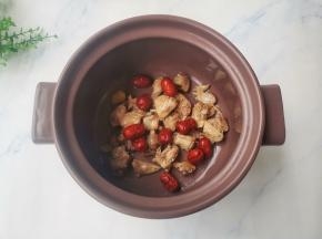 炒好的鸡肉倒入砂锅中，加入红枣，