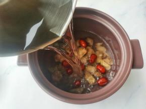 加水没过食材。大火煮开转小火慢炖1小时。