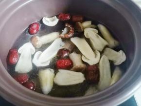 加入姬松茸煮半小时，，出锅撒上些葱花，香浓鲜美的鸡汤做好，太好喝了。