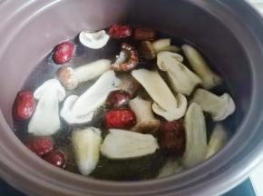 加入姬松茸煮半小时，，出锅撒上些葱花，香浓鲜美的鸡汤做好，太好喝了。