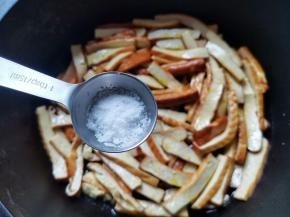 锅中热油，放香干炒熟，加一勺盐，