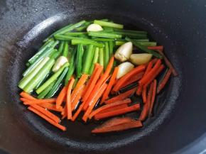 加韭苗，胡萝卜炒至7分熟，