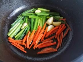 加韭苗，胡萝卜炒至7分熟，