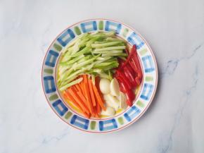 新鲜芽菜洗净切丝，大蒜切片，胡萝卜和红椒切丝。