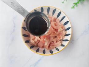 瘦肉切丝，加1勺生抽，