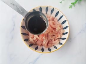 瘦肉切丝，加1勺生抽，