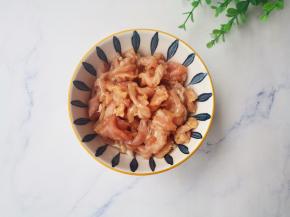 一勺橄榄油抓匀腌制10分钟。