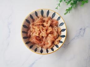 一勺橄榄油抓匀腌制10分钟。