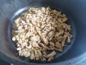 锅中热油，放瘦肉炒至变色捞出。