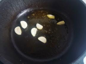 另起锅热油放蒜片爆香，