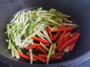 放芽菜丝和胡萝卜丝炒熟，